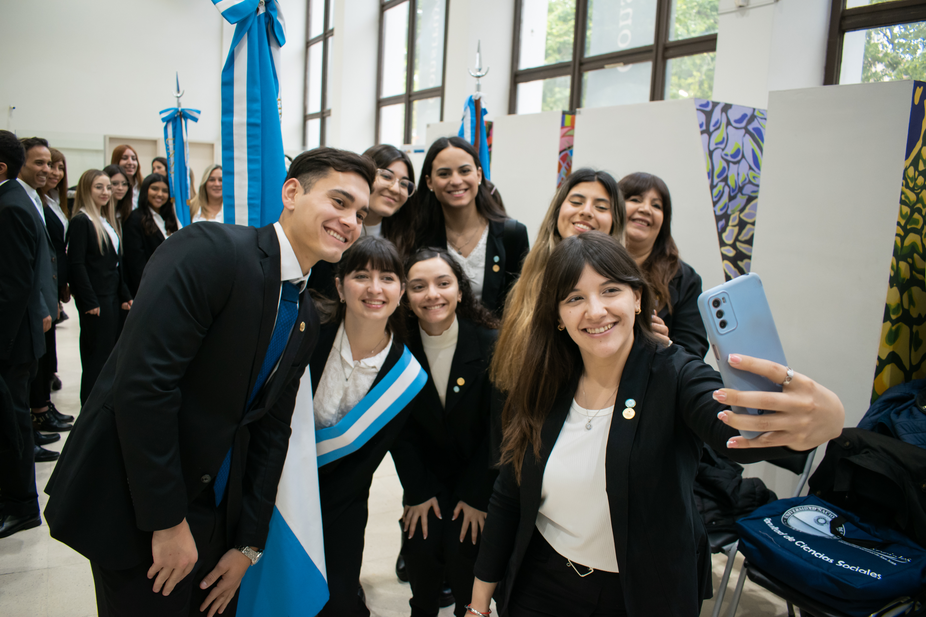 Acto de Cambio de Cuerpos de Banderas de Ceremonias: asumieron las/os estudiantes de Sociales