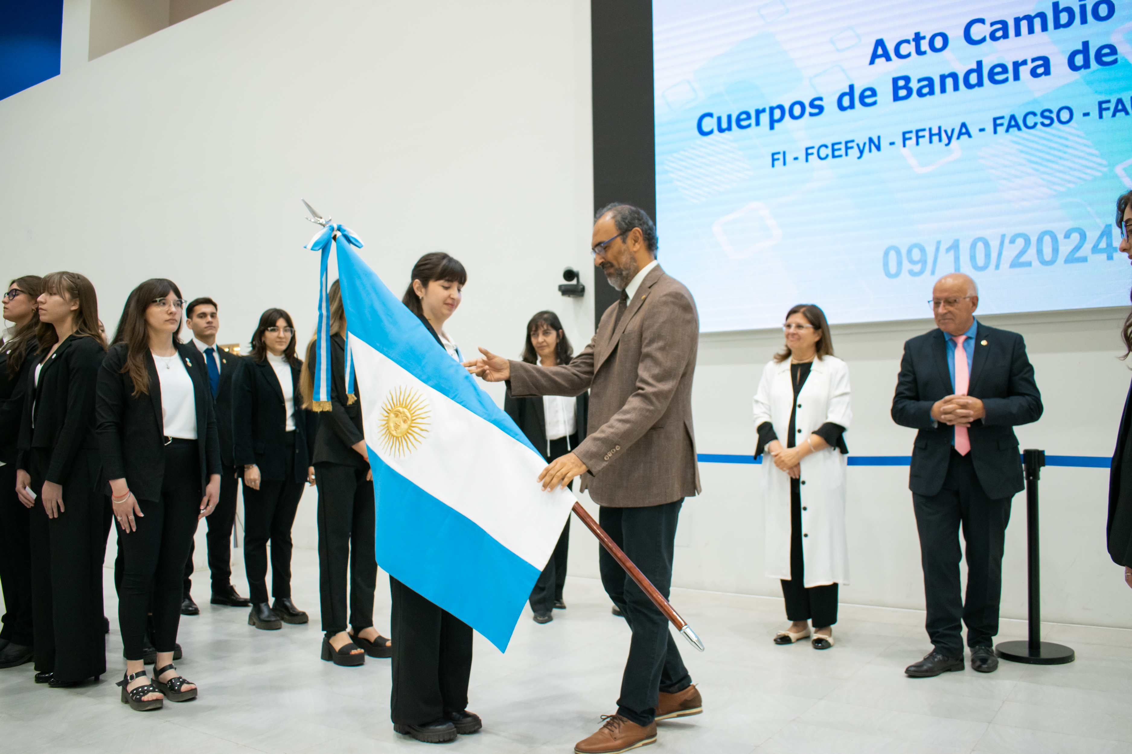 Acto de Cambio de Cuerpos de Banderas de Ceremonias: asumieron las/os estudiantes de Sociales