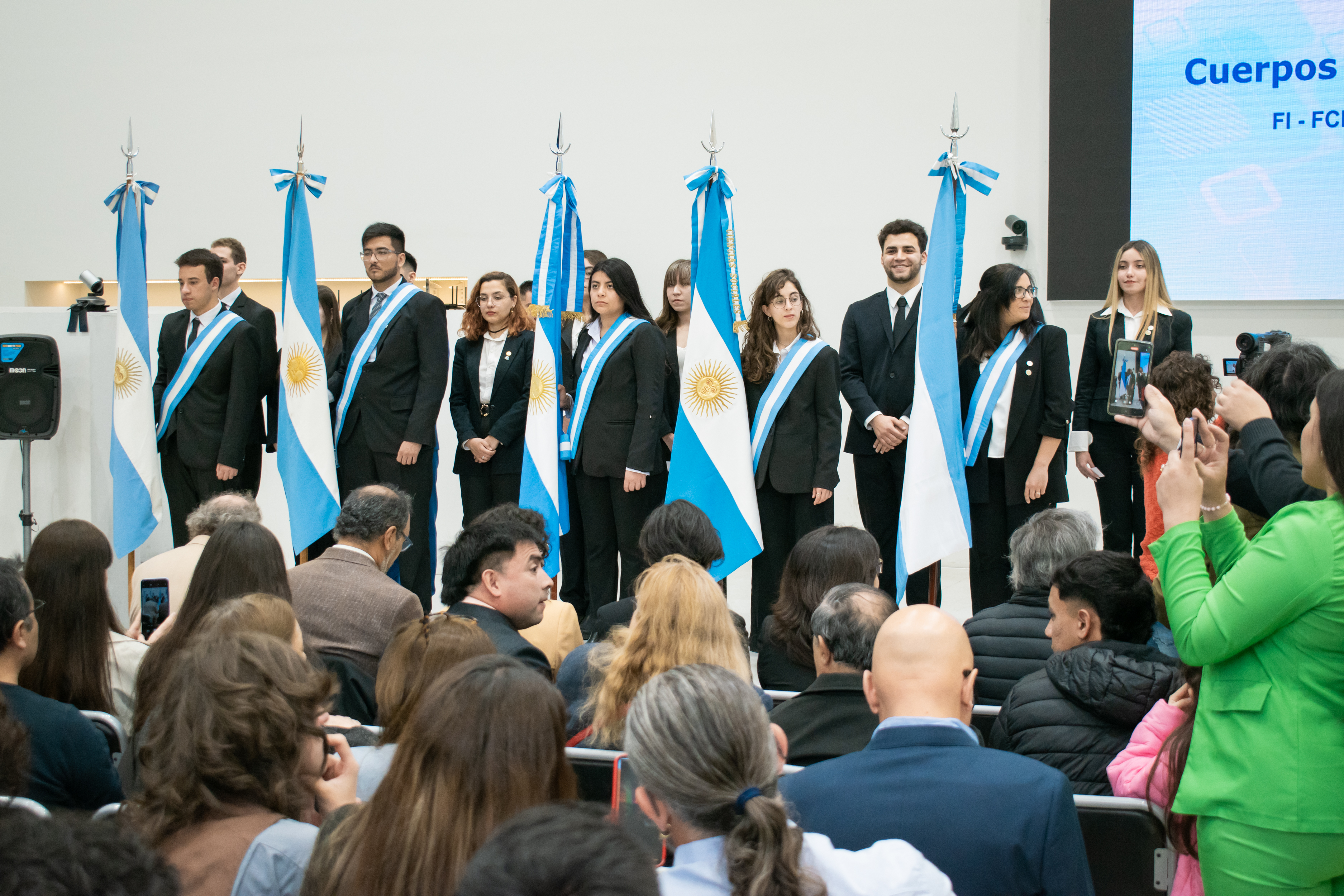 Acto de Cambio de Cuerpos de Banderas de Ceremonias: asumieron las/os estudiantes de Sociales