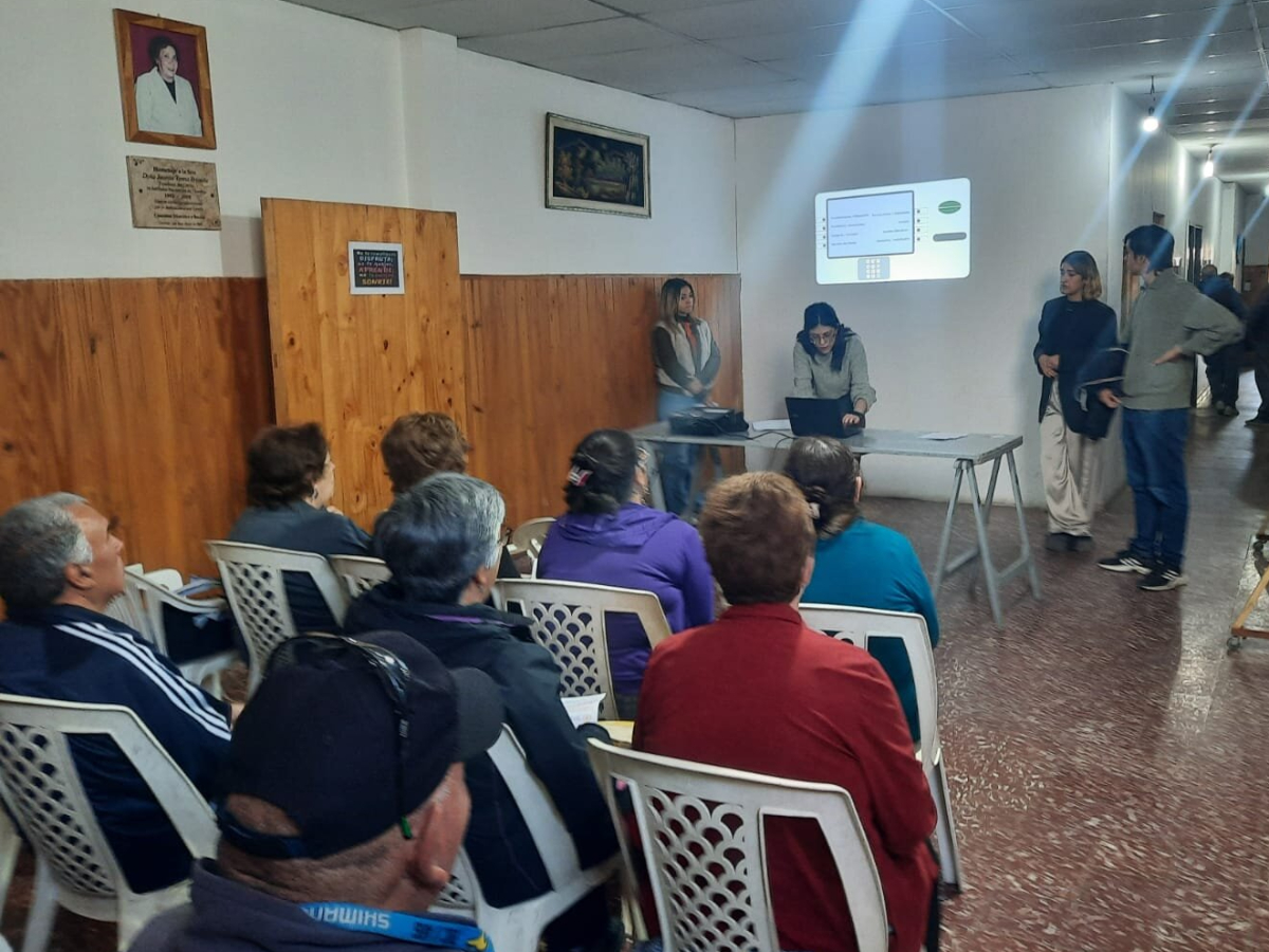 Estudiantes de Ciencias Económicas capacitan en el uso de servicios bancarios a personas adultas mayores