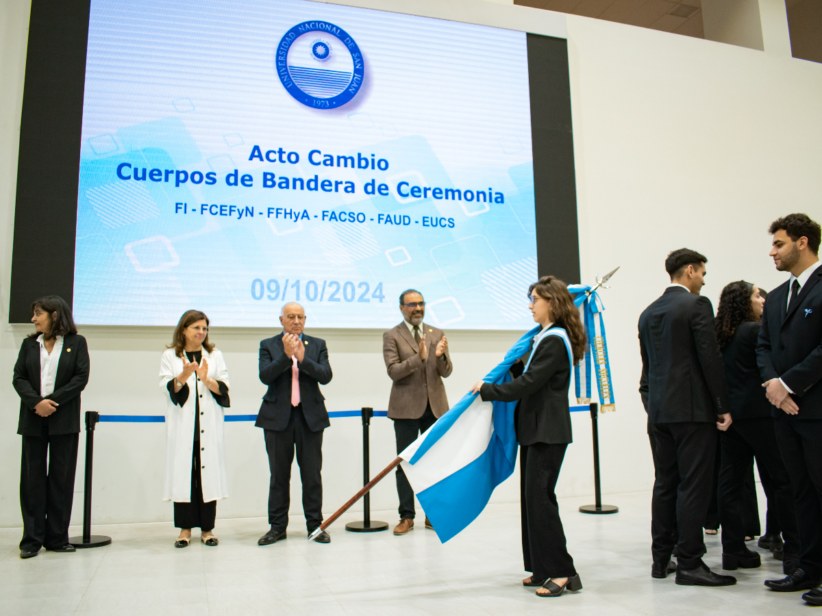 Acto de Cambio de Cuerpos de Banderas de Ceremonias: asumieron las/os estudiantes de Sociales